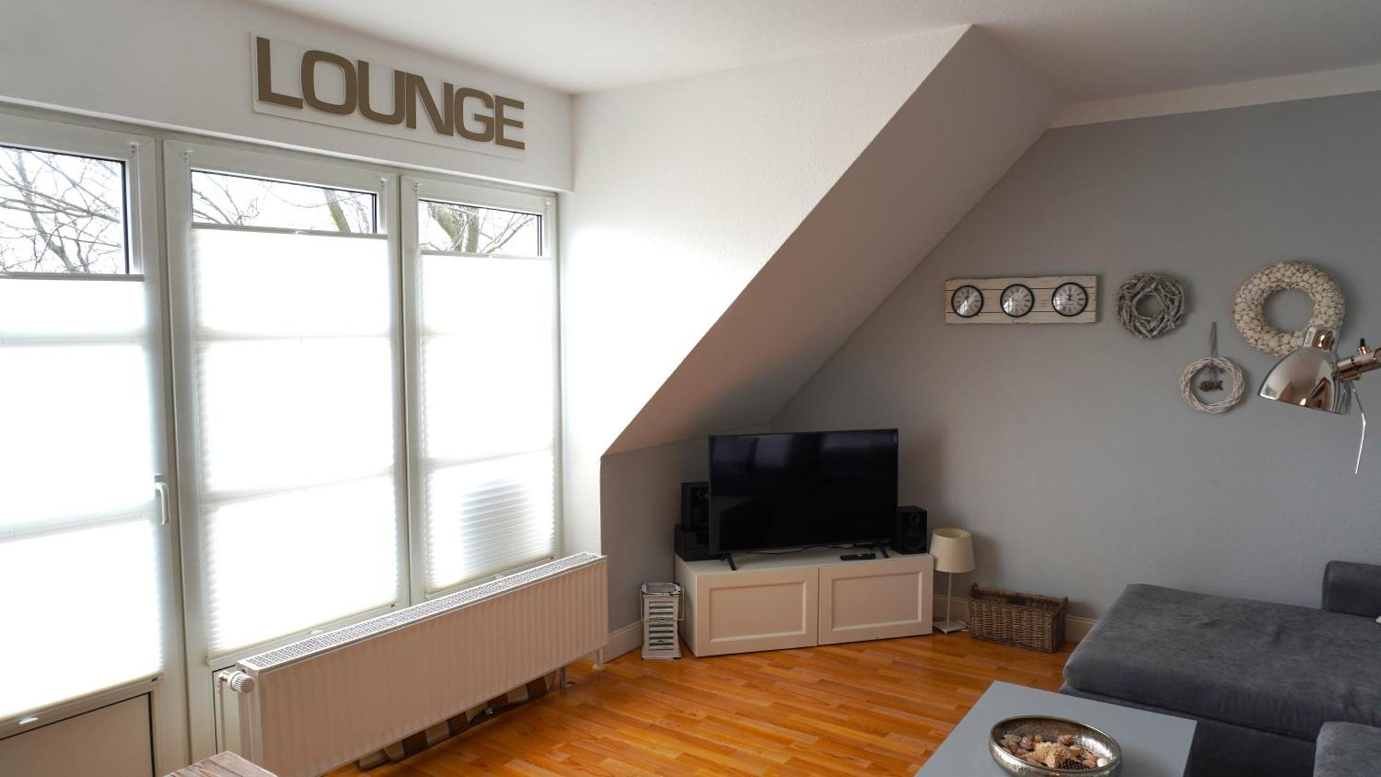 Sea Lounge *